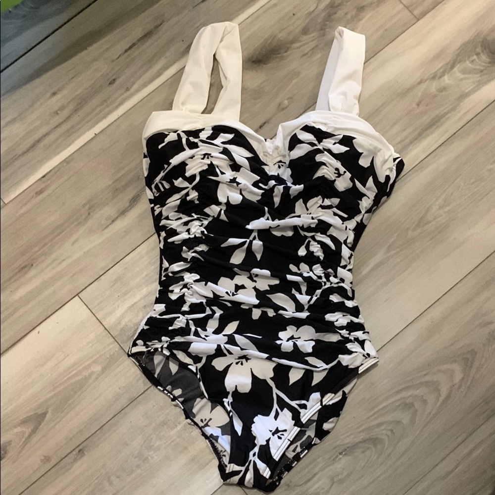 3️⃣ Miraclesuit Black and White Floral One Piece Swimsuit